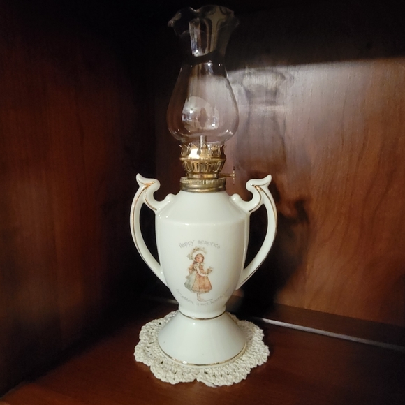 HOLLY HOBBIE® ♡ 1970's Mint Condition Genuine Porcelain Miniature Oil Lamp - Picture 1 of 13